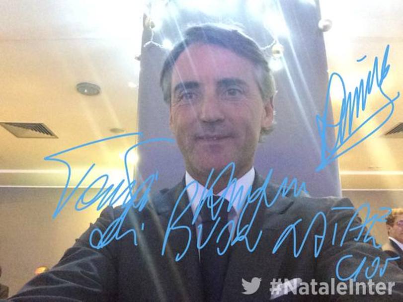 L&#39;autografo e il Buon Natale del tecnico Roberto Mancini. Twitter/@inter